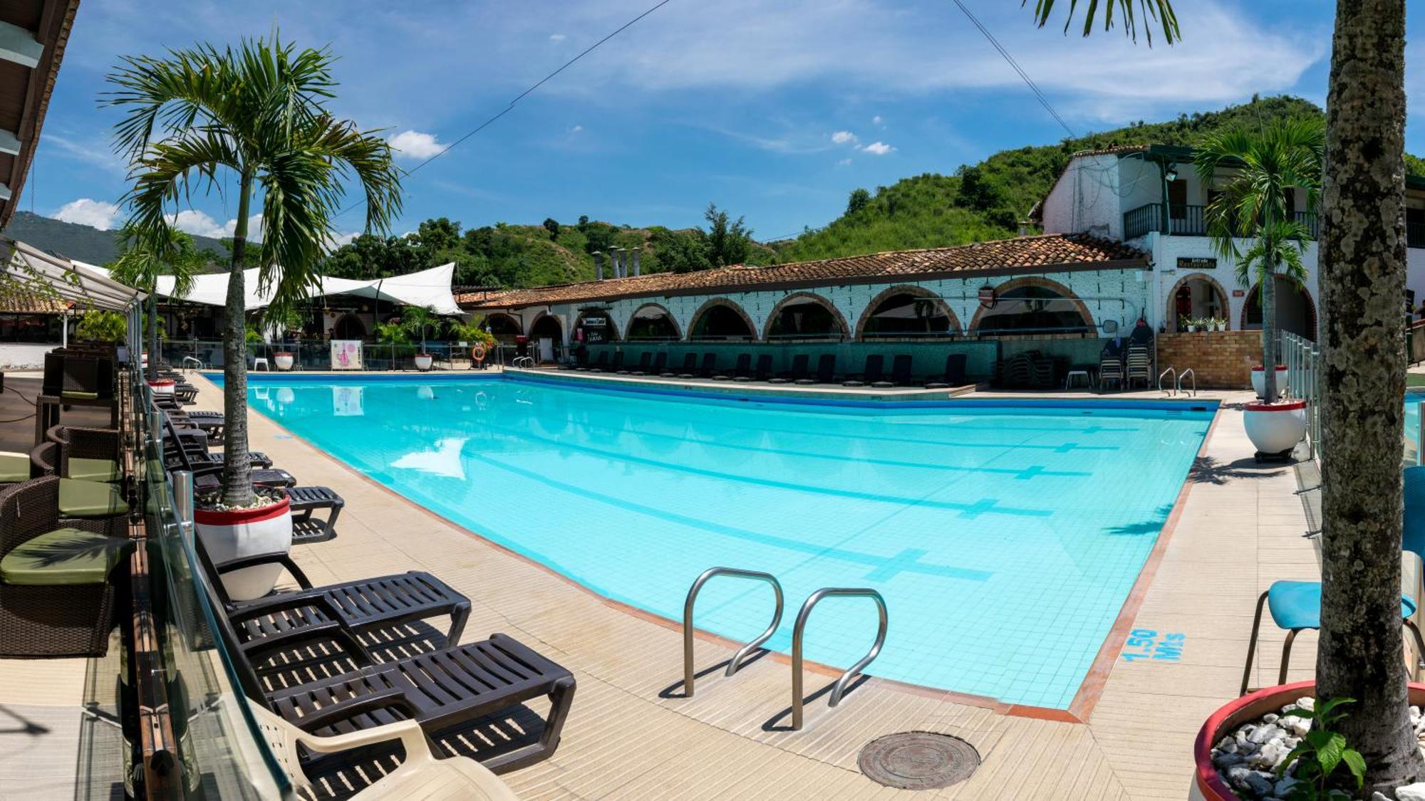 Hotel San Juan Internacional Girón エクステリア 写真