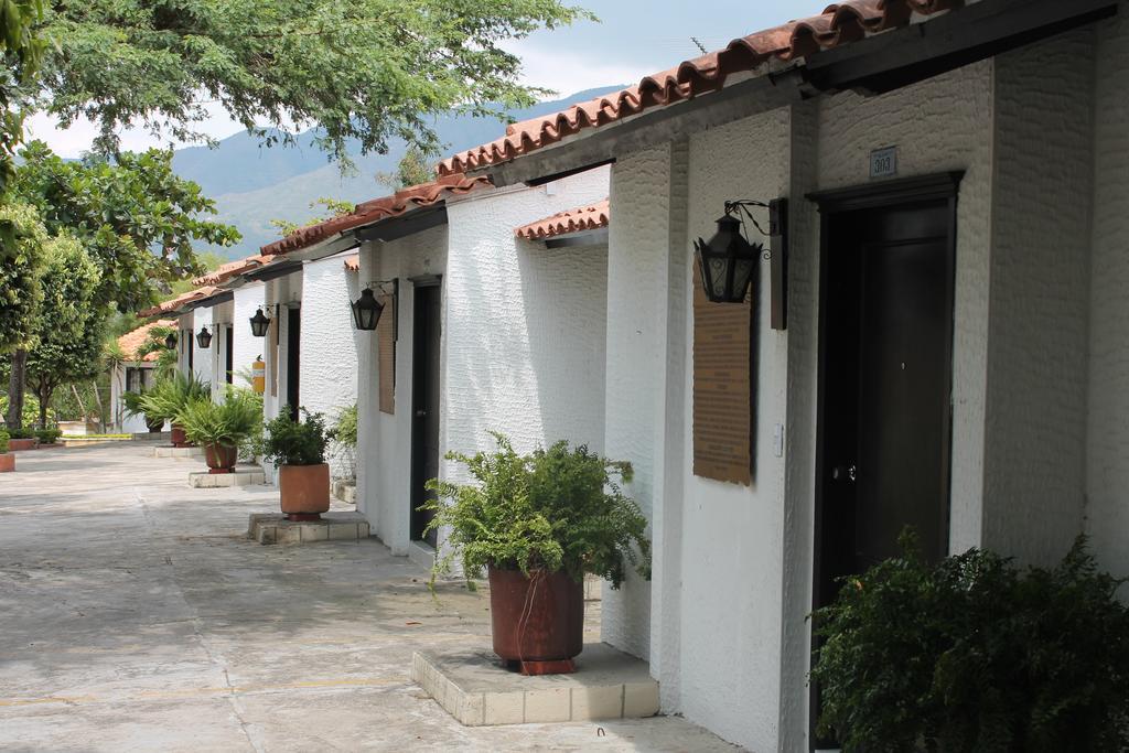 Hotel San Juan Internacional Girón エクステリア 写真